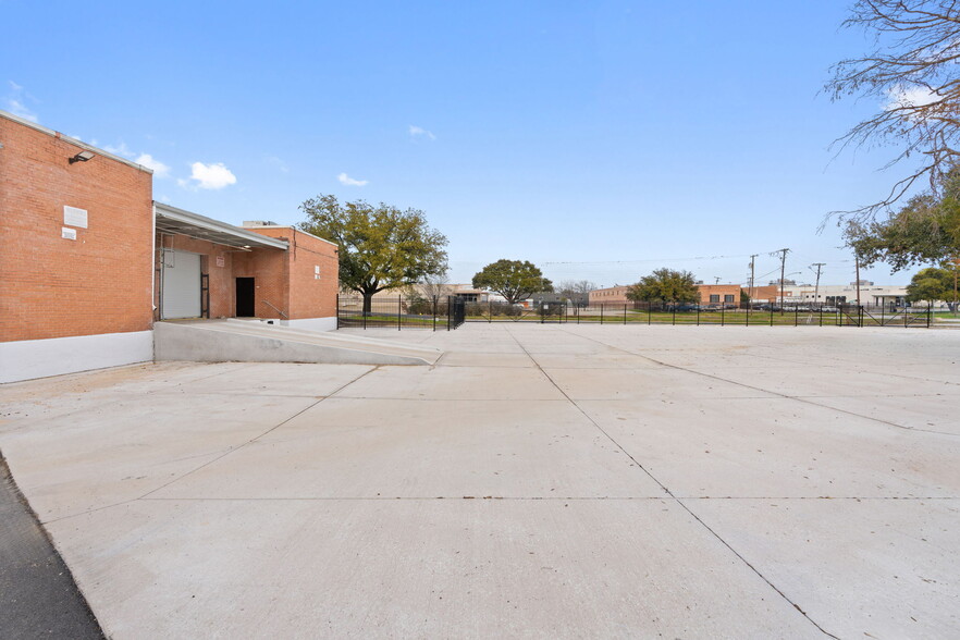 More Photos Of 8107 Chancellor Row, Dallas Warehouse For Lease