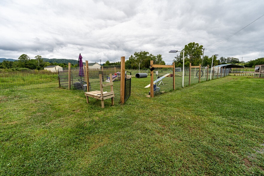 More Photos Of 12167 Lee Hwy, Sperryville Veterinarian Kennel For Sale