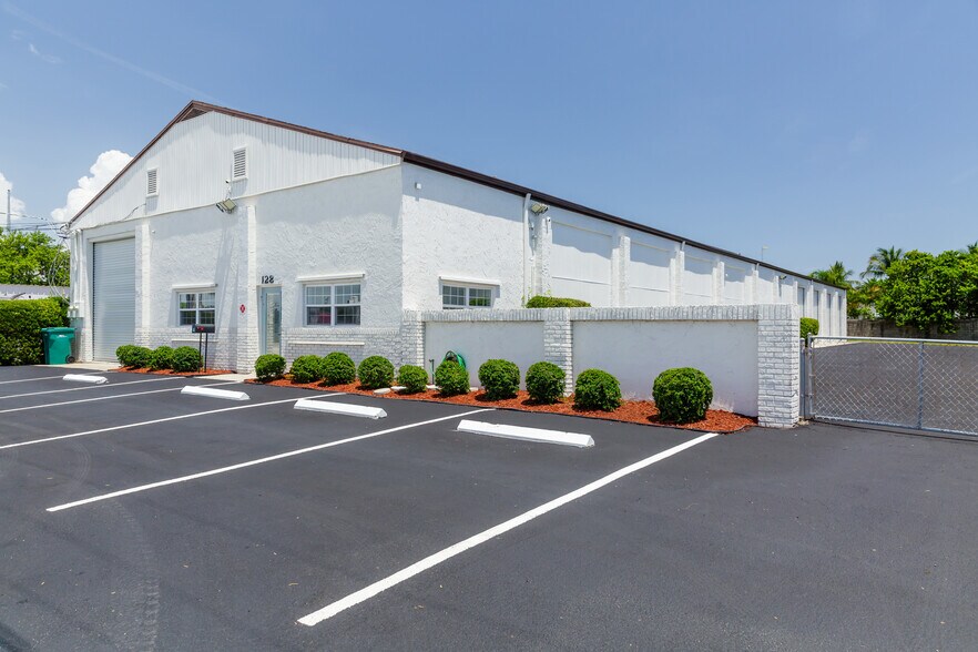 More Photos Of 128 Tomahawk Dr, Indian Harbour Beach Warehouse For Lease
