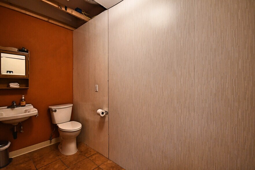 More Photos Of 1012 Trevitt St, The Dalles Showroom For Sale