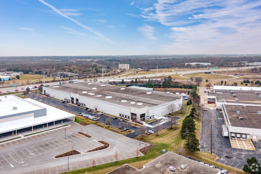 More Photos Of 300 Airport Rd, Elgin Warehouse For Lease