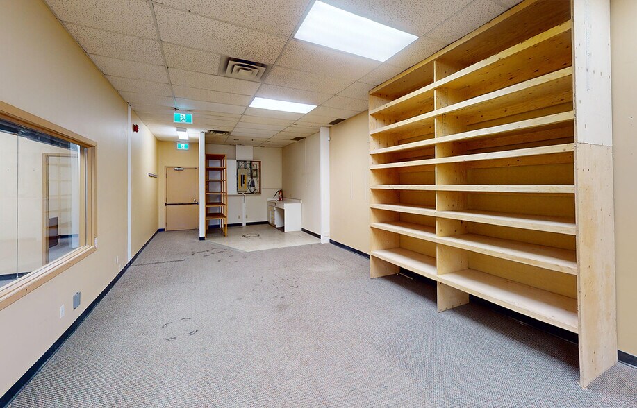 More Photos Of 1050 Henderson Hwy, Winnipeg Freestanding For Lease