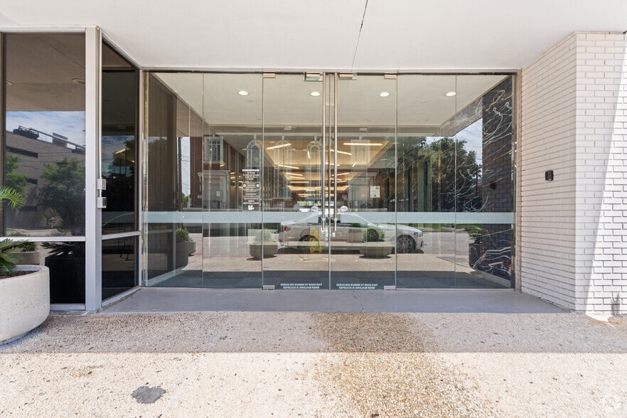 More Photos Of 2000 Crawford St, Houston Office For Sale