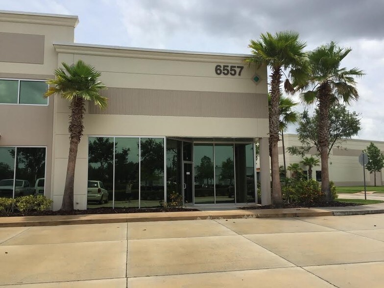 More Photos Of 6557 Hazeltine National Dr, Orlando Distribution For Lease