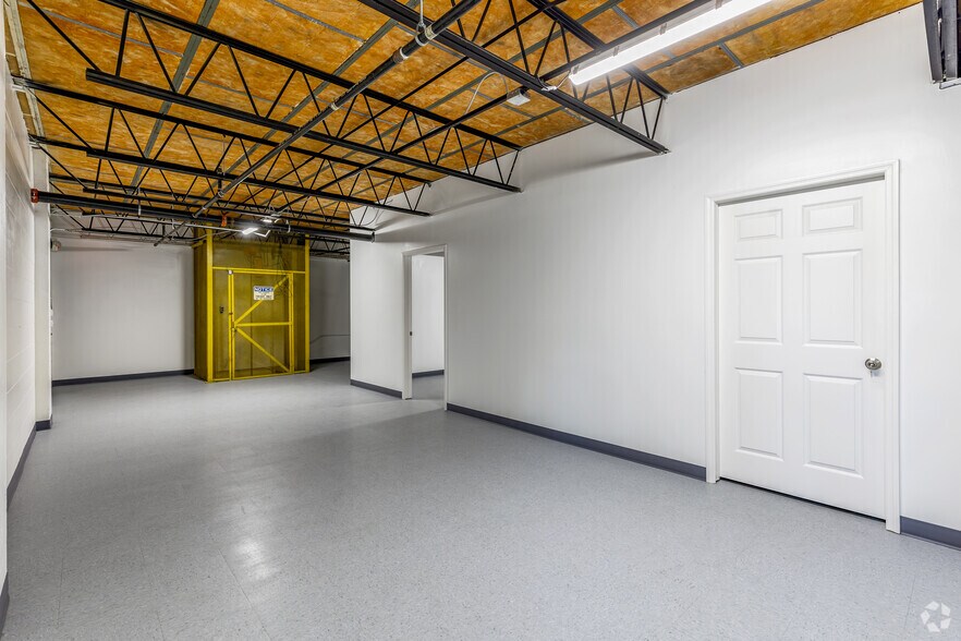 More Photos Of 2401 72nd St N, Saint Petersburg Manufacturing For Sale