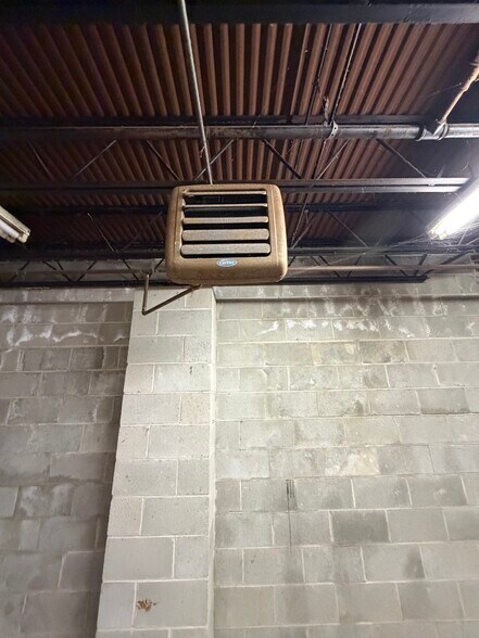 More Photos Of 910 Edgefield St, Greenwood Light Distribution For Sale