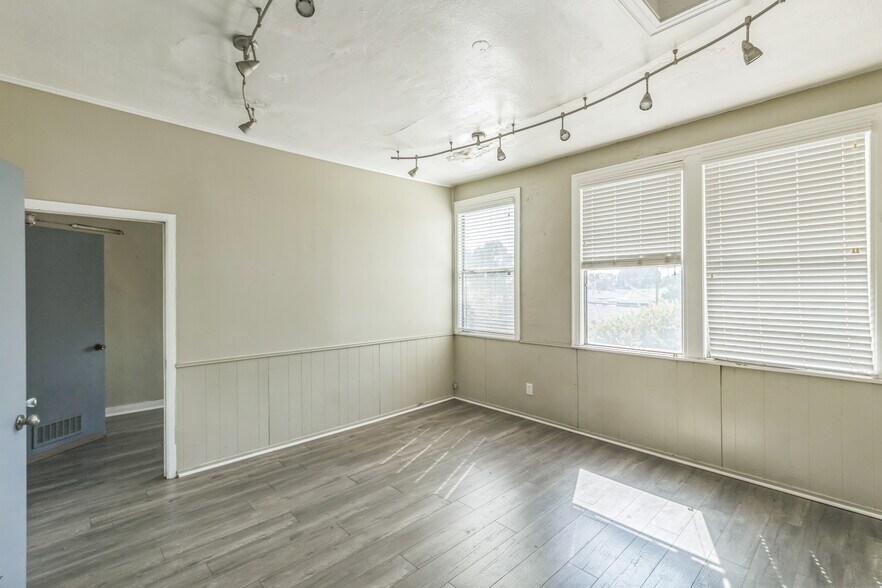 More Photos Of 11810 Center St, South Gate Manufacturing For Sale