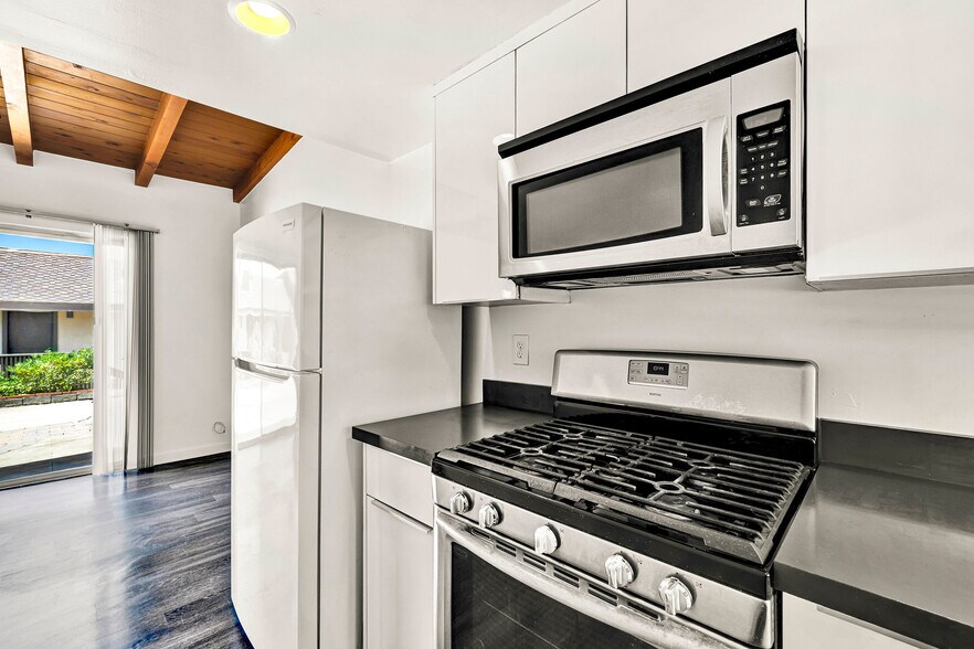 More Photos Of 330 9th St, Del Mar Apartments For Sale
