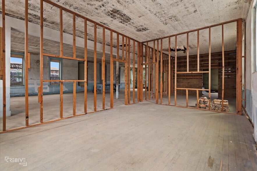 More Photos Of 157 S Henderson St, Rusk Flex For Sale