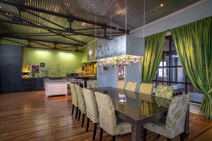 More Photos Of 1611 Washington St, Alexandria Showroom For Sale
