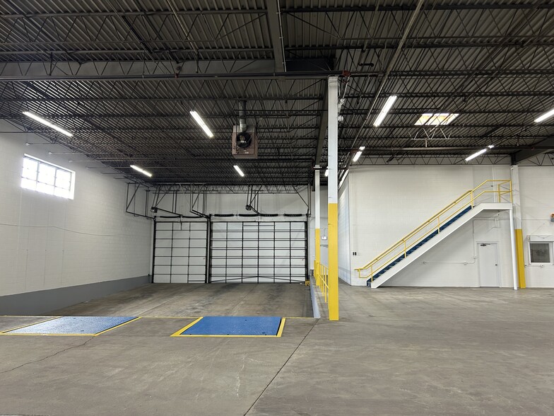 More Photos Of 1550 Arthur Ave, Elk Grove Village Warehouse For Lease
