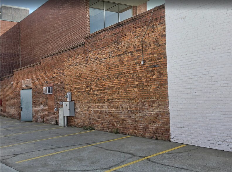 More Photos Of 130 Franklin St, Fayetteville Showroom For Lease