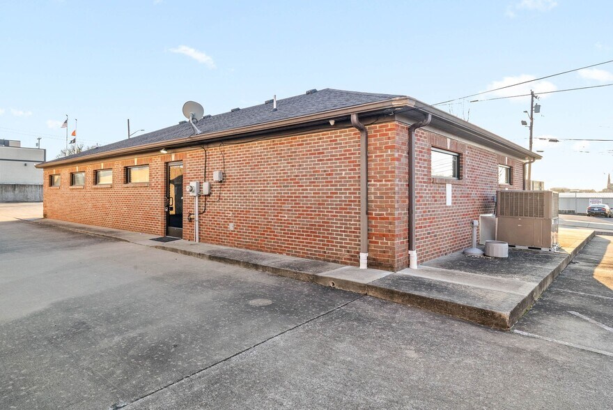 More Photos Of 215 8th St, Clarksville Medical For Lease