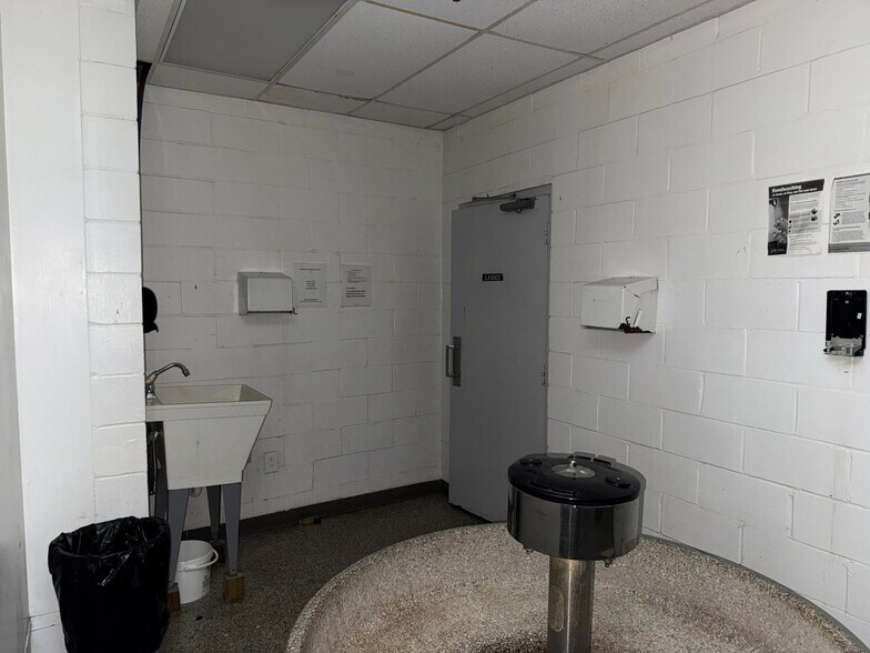 More Photos Of 826 17th Ave S, Columbus Manufacturing For Sale