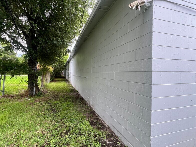 More Photos Of 2297 Lake Ave SE, Largo Warehouse For Sale