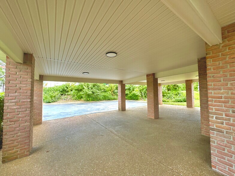 More Photos Of 103 Bluegrass Commons Blvd, Hendersonville Office For Lease