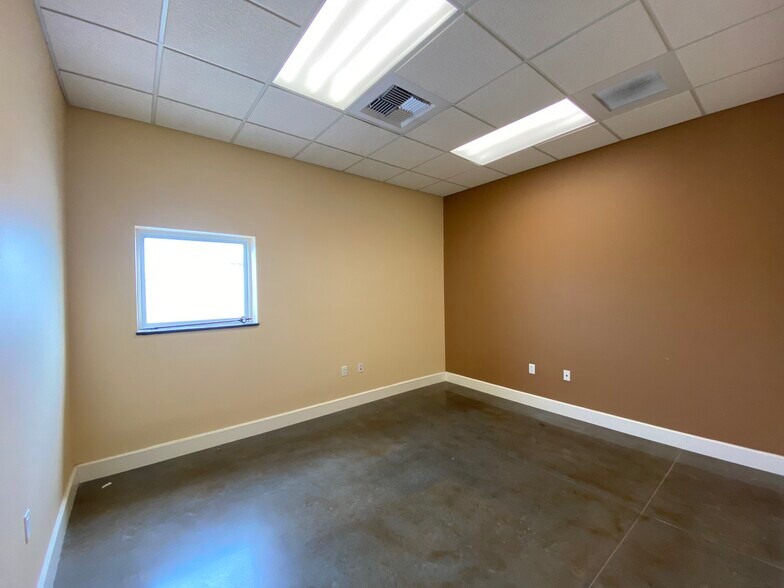 More Photos Of 2050 N 62nd Ave, Saint Petersburg Office For Lease