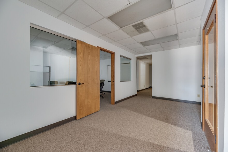 More Photos Of 726 Dalworth St, Grand Prairie Office For Sale