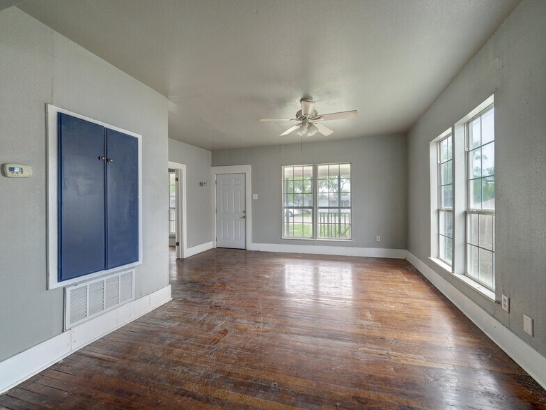 More Photos Of 1106 E Huisache Ave, Kingsville Apartments For Sale
