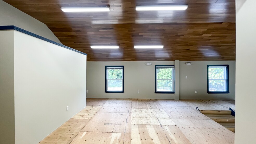 More Photos Of 554 Main St, Oakville Storefront Retail Office For Lease