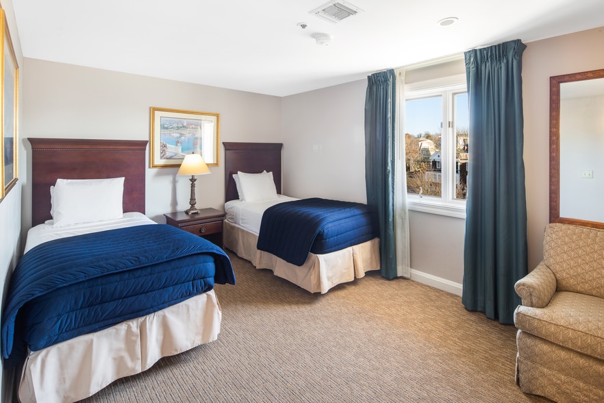 More Photos Of 551 Thames St, Newport Hotel For Sale