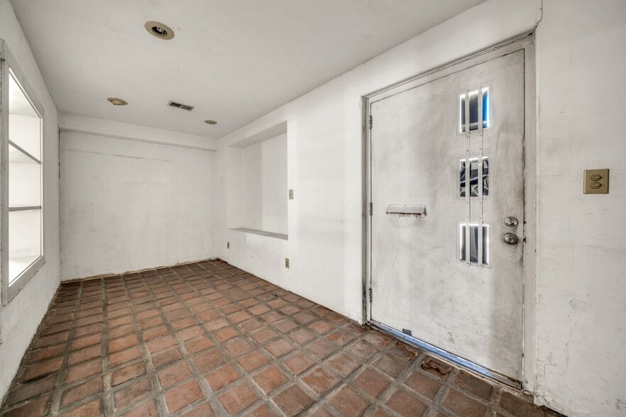 More Photos Of 1433 N 1st St, Phoenix General Retail For Lease