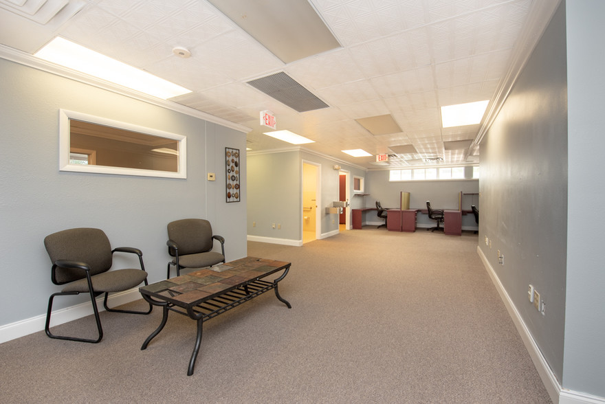 More Photos Of 7430 Tamiami Trl, Sarasota Loft Creative Space For Lease