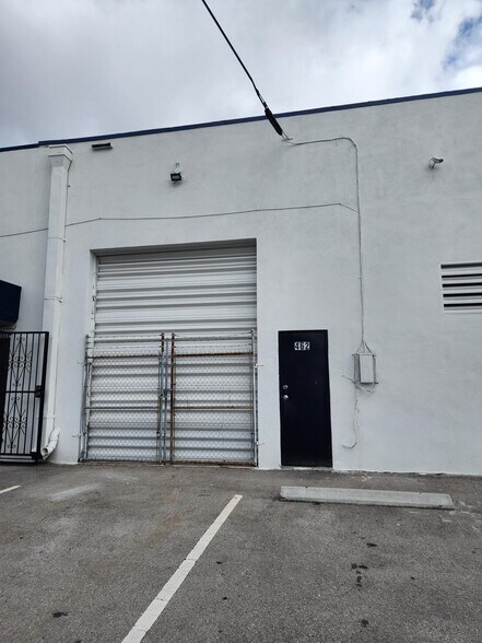 More Photos Of 460 W 84th St, Hialeah Showroom For Lease