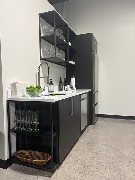 More Photos Of 8949 N Deerbrook Trl, Brown Deer Flex For Lease