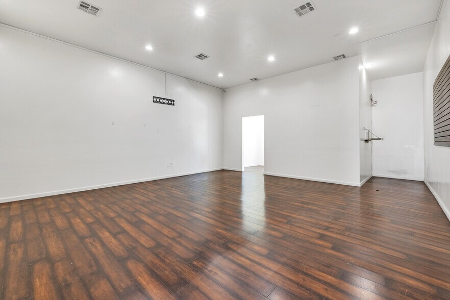 More Photos Of 11119-11123 Burbank Blvd, North Hollywood Storefront Retail Office For Lease