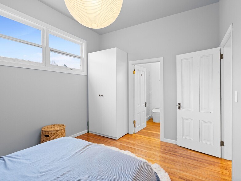 More Photos Of 1305 SE Belmont St, Portland Office For Sale