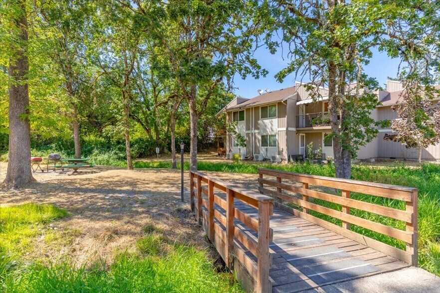 More Photos Of 2048 NE Highway 99W, McMinnville Apartments For Sale