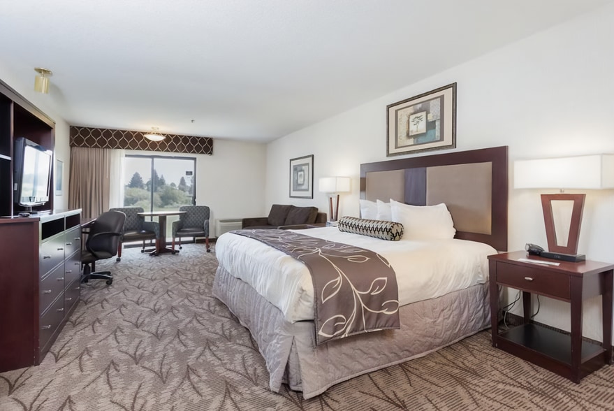 More Photos Of 780 Lindsay Blvd, Idaho Falls Hotel For Sale