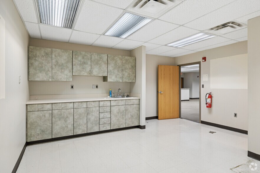 More Photos Of 875 Greentree Rd, Pittsburgh Office For Sale