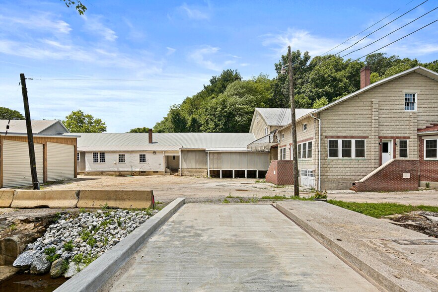 More Photos Of 8106 Intersection Rd, Glen Rock Warehouse For Lease