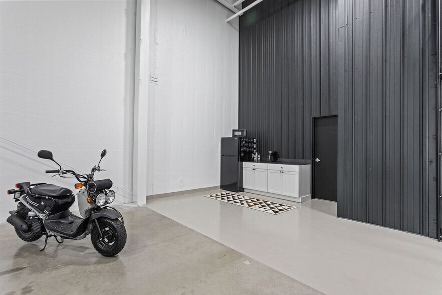 More Photos Of 3455 Centerpoint Dr, Grove City Warehouse For Lease