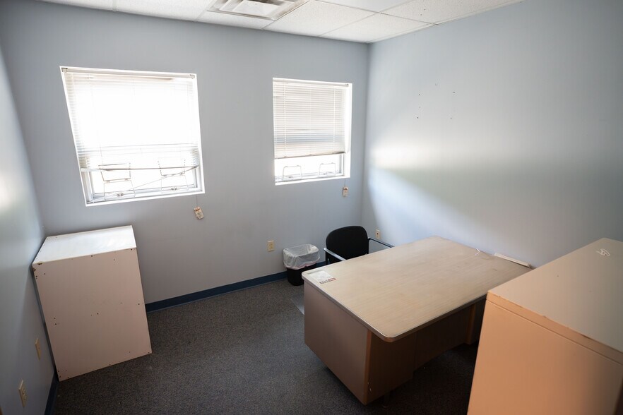 More Photos Of 11075 Parker Dr, Irwin Warehouse For Sale