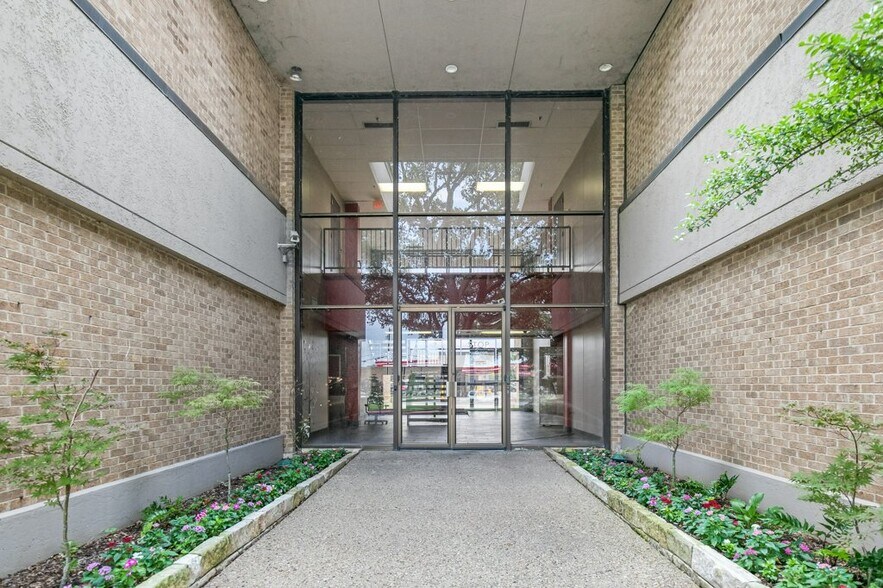 More Photos Of 1010 W Mockingbird Ln, Dallas Office For Lease