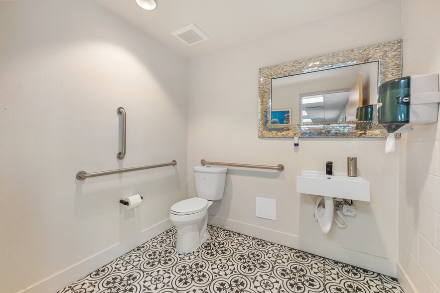 More Photos Of 104-108 W 31st St, Garden City Light Manufacturing For Sale