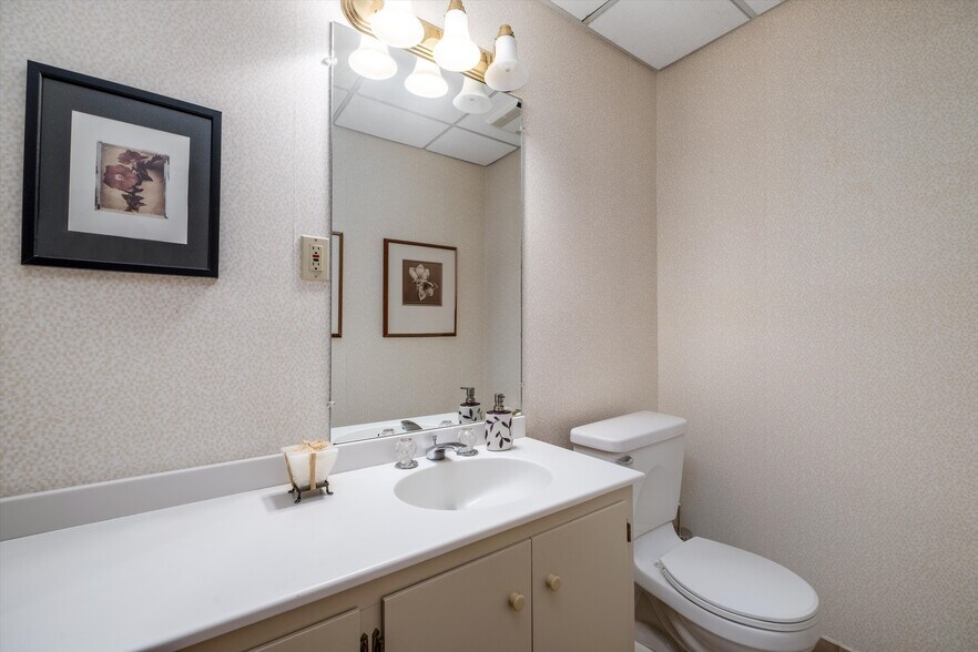 More Photos Of 18038 Mack Ave, Grosse Pointe Medical For Sale