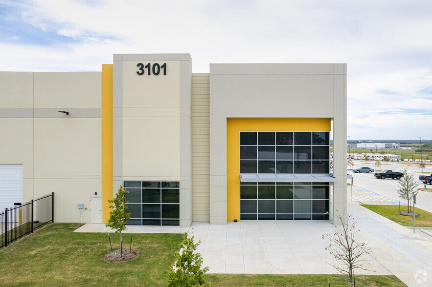 More Photos Of 3101 W Oak St, Denton Distribution For Lease