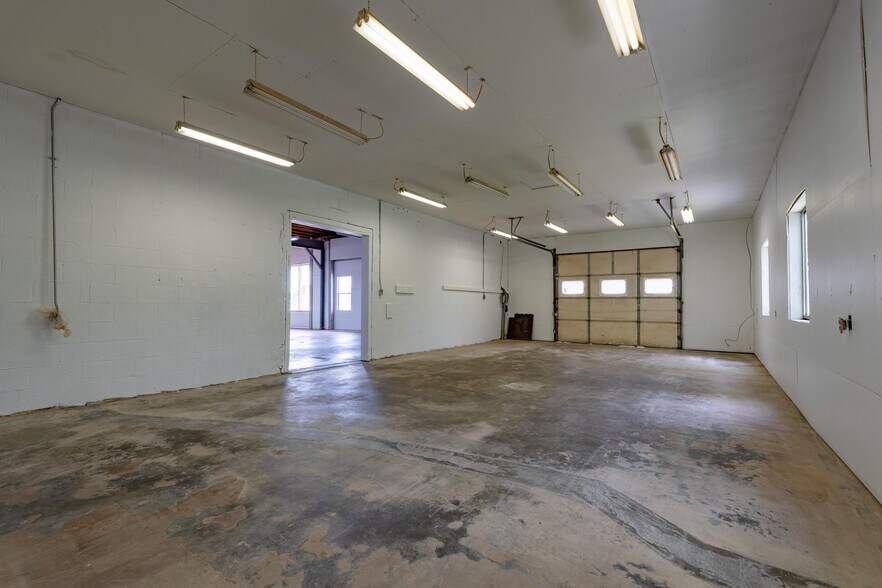 More Photos Of 422 State Highway 42, Osage Beach Storefront For Lease