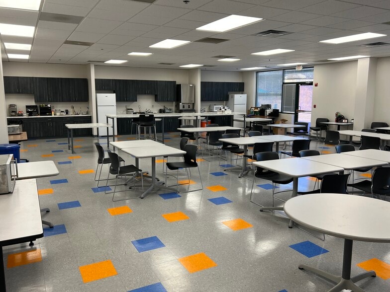 More Photos Of 2070 Little Hills Expy, Saint Charles Office For Lease