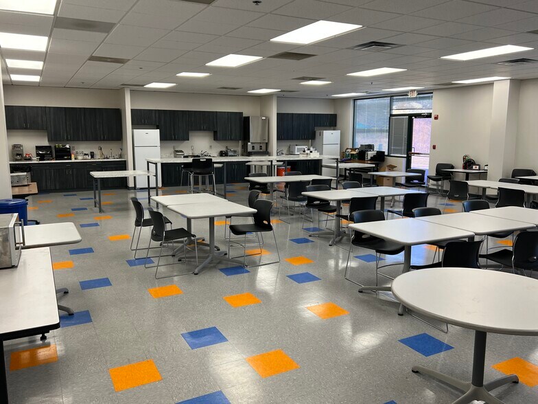 More Photos Of 2070 Little Hills Expy, Saint Charles Office For Sale