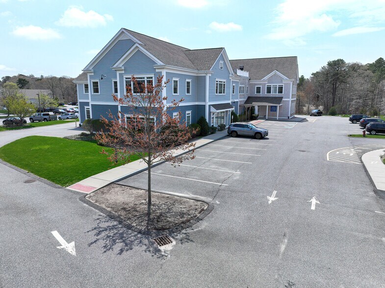 More Photos Of 1555 Iyannough Rd, Hyannis Office For Lease