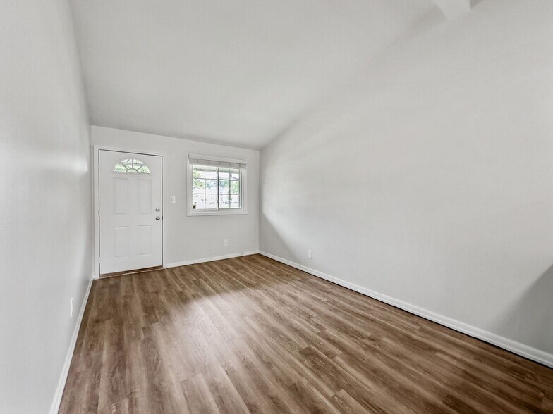 More Photos Of 1804-1818 E 11 Mile Rd, Royal Oak Apartments For Sale