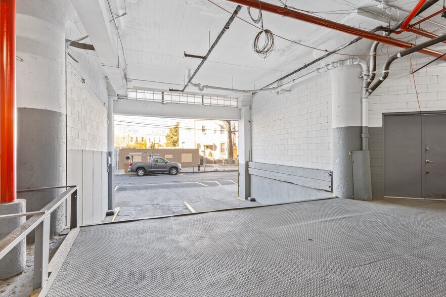 More Photos Of 59-00 Decatur St, Ridgewood Warehouse For Lease