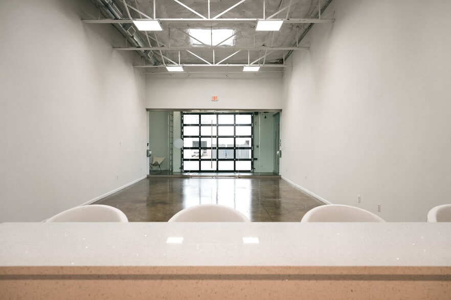 More Photos Of 2251 Vantage St, Dallas Loft Creative Space For Lease