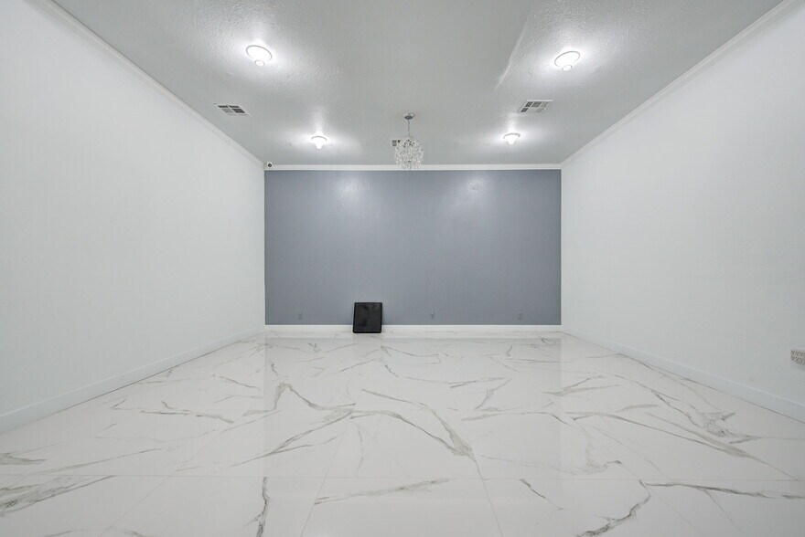 More Photos Of 7917 N May Ave, Oklahoma City Freestanding For Sale