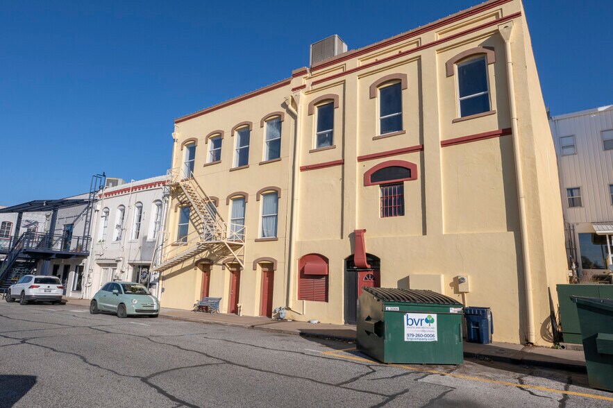 More Photos Of 104 E Alamo St, Brenham Storefront Retail Residential For Sale
